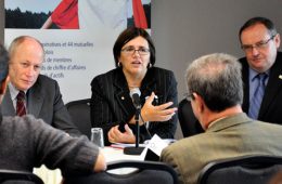 Entourée de Felice Scalvini, vice-président de l'Alliance coopérative internationale, et de Denis Richard, président du Conseil québécois de la coopération et de la mutualité, Mme Simard a lancé l'an dernier, lors de la Conférence internationale de Lévis, la démarche vers l'Année internationale des coopératives. Photo: N.Falcimaigne