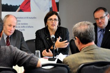 Entourée de Felice Scalvini, vice-président de l'Alliance coopérative internationale, et de Denis Richard, président du Conseil québécois de la coopération et de la mutualité, Mme Simard a lancé l'an dernier, lors de la Conférence internationale de Lévis, la démarche vers l'Année internationale des coopératives. Photo: N.Falcimaigne