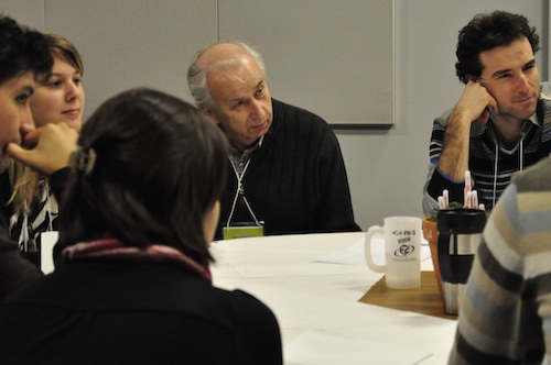 Bernard Descôteaux, directeur du journal Le Devoir, a commenté les questionnements des jeunes. - Photo: N.Falcimaigne