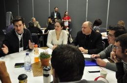 Accompagnés par plusieurs mentors, dont Yvon Bolduc et Jacques Ménard, les jeunes ont cherché des solutions de développement économique pour le Québec. - Photo: N.Falcimaigne