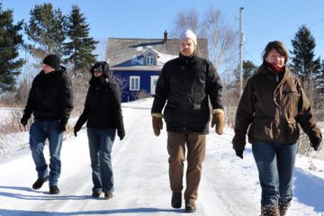 Les membres fondateurs marchent d’un pas décidé, devant le siège social de la Coopérative de journalisme indépendant. Photo: N.Falcimaigne