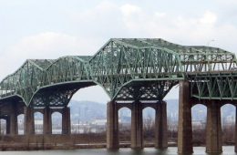 Le pont Champlain est le plus achalandé au Canada, avec 59,4 millions de véhicules par année, dont 8 % sont des camions, qui y transportent des marchandises totalisant 20 milliards $. – Photo : Tobie Charette*