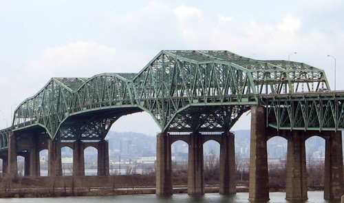 Le pont Champlain est le plus achalandé au Canada, avec 59,4 millions de véhicules par année, dont 8 % sont des camions, qui y transportent des marchandises totalisant 20 milliards $. – Photo : Tobie Charette*