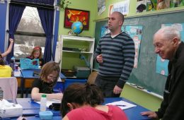 La classe de Dominique Leduc, à McMasterville, a servi de laboratoire au réalisateur Fernand Dansereau (à droite). Photo : Sylvie Lapointe, ONF