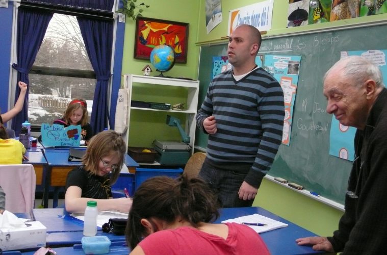 La classe de Dominique Leduc, à McMasterville, a servi de laboratoire au réalisateur Fernand Dansereau (à droite). Photo : Sylvie Lapointe, ONF