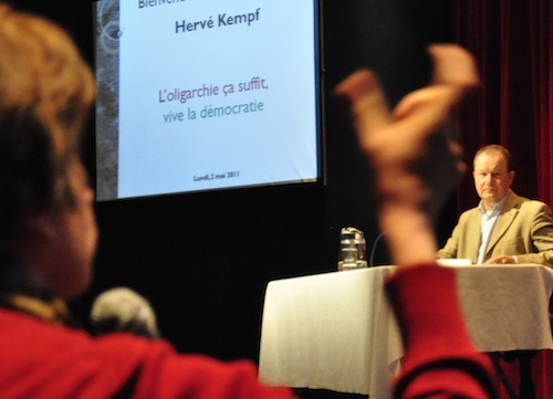 Loin d'Ãªtre pressÃ©s d'aller suivre la soirÃ©e Ã©lectorale, les participants et les participantes ont longuement Ã©changÃ© avec HervÃ© Kempf. - Photo : N.Falcimaigne