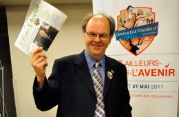 Paul-Albert Brousseau, garagiste et maire de Saint-Ailleurs-de-l'Avenir, a présenté L'Écho de L'Avenir à la presse. Photo: N.Falcimaigne