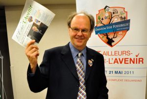 Paul-Albert Brousseau, garagiste et maire de Saint-Ailleurs-de-l'Avenir, a présenté L'Écho de L'Avenir à la presse. Photo: N.Falcimaigne