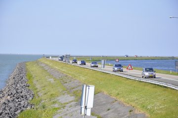 La digue qui relie Lelystad à Enkhuizen divise en deux la mer intérieure, Zuiderzee, et constitue un axe routier important entre l’Est et l’Ouest des Pays-Bas. Photo: N.Falcimaigne