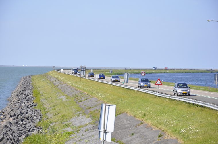 La digue qui relie Lelystad à Enkhuizen divise en deux la mer intérieure, Zuiderzee, et constitue un axe routier important entre l’Est et l’Ouest des Pays-Bas. Photo: N.Falcimaigne
