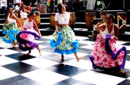 Des danses traditionnelles colombiennes ont Ã©tÃ© prÃ©sentÃ©es Ã  l'occasion de la JournÃ©e gatinoise de la cÃ©lÃ©bration de la diversitÃ© culturelle. Photo: V.HÃ©bert