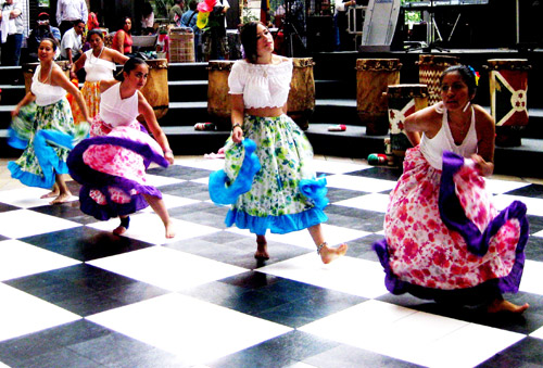 Des danses traditionnelles colombiennes ont Ã©tÃ© prÃ©sentÃ©es Ã  l'occasion de la JournÃ©e gatinoise de la cÃ©lÃ©bration de la diversitÃ© culturelle. Photo: V.HÃ©bert