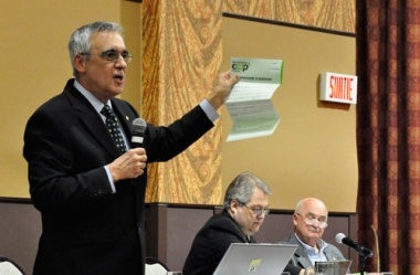 Marcel Pichette, directeur général de la Fédération des coopératives d’alimentation du Québec (FCAQ), Martin Gagnon, directeur général de la Coopérative de développement régional Bas-Saint-Laurent/Côte-Nord, et Alain Bouchard, secrétaire général de la FCAQ, ont présenté le plan de création de la nouvelle coopérative aux citoyens réunis en assemblée. Photo: N.Falcimaigne