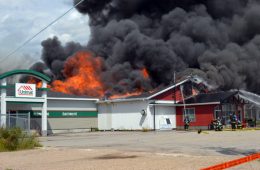 Â« Câ€™est avec inquiÃ©tude que les quinze employÃ©s de lâ€™Ã©picerie et les huit de la quincaillerie ont regardÃ© leur lieu de travail Ãªtre la proie des flammes. De nombreuses questions les ont envahies. Vais-je ravoir un emploi ? Reconstruira-t-on ? Â», illustre la directrice gÃ©nÃ©rale, Johanne Dallaire. Photo: MC.Parent