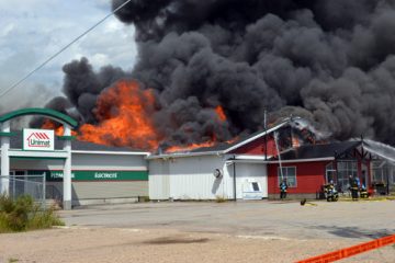 « C’est avec inquiétude que les quinze employés de l’épicerie et les huit de la quincaillerie ont regardé leur lieu de travail être la proie des flammes. De nombreuses questions les ont envahies. Vais-je ravoir un emploi ? Reconstruira-t-on ? », illustre la directrice générale, Johanne Dallaire. Photo: MC.Parent