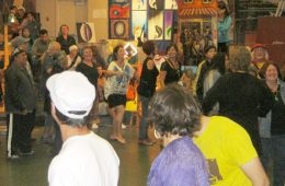 Sur la musique de Claude McKenzie, le public s’est levé spontanément pour danser en rond, ensemble. Photo: C.Gilliet