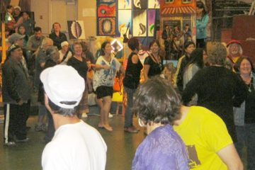 Sur la musique de Claude McKenzie, le public s’est levé spontanément pour danser en rond, ensemble. Photo: C.Gilliet