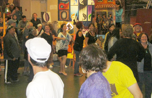 Sur la musique de Claude McKenzie, le public s’est levé spontanément pour danser en rond, ensemble. Photo: C.Gilliet