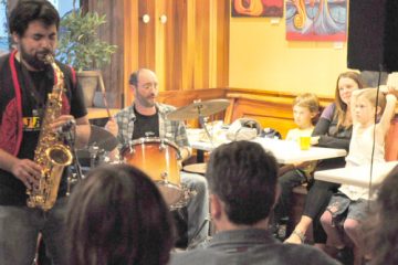 Le groupe Osmündazz a rejoint petits et grands dans un café bondé à Rimouski.. Photo: N.Falcimaigne