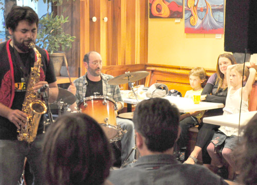 Le groupe OsmÃ¼ndazz a rejoint petits et grands dans un cafÃ© bondÃ© Ã  Rimouski.. Photo: N.Falcimaigne