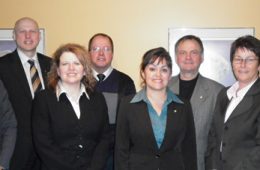 Gaétan Pelletier et Marco Boucher, président et directeur général de la Caisse Desjardins de La Sarre, Geneviève Roy et Jean Bergeron, directrice générale et président de la Caisse populaire Desjardins du Nord du Lac-Abitibi, Chantal Parent et Guy Fortin, directrice générale et président de la Caisse populaire Desjardins du Sud de l’Abitibi-Ouest, Lina Lafrenière et Fernand Major, directrice générale et président de la Caisse Desjardins de Royal-Roussillon.