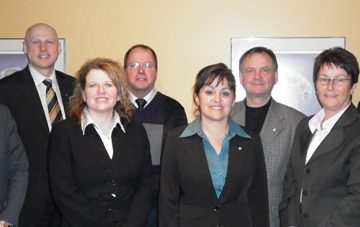 Gaétan Pelletier et Marco Boucher, président et directeur général de la Caisse Desjardins de La Sarre, Geneviève Roy et Jean Bergeron, directrice générale et président de la Caisse populaire Desjardins du Nord du Lac-Abitibi, Chantal Parent et Guy Fortin, directrice générale et président de la Caisse populaire Desjardins du Sud de l’Abitibi-Ouest, Lina Lafrenière et Fernand Major, directrice générale et président de la Caisse Desjardins de Royal-Roussillon.