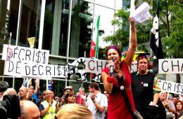 Marie-Ève Rancourt, porte-parole des services sociaux et des opposants à la privatisation, s’adresse aux manifestants. Photo: V.Hébert