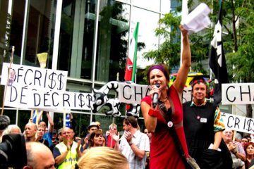 Marie-Ève Rancourt, porte-parole des services sociaux et des opposants à la privatisation, s’adresse aux manifestants. Photo: V.Hébert