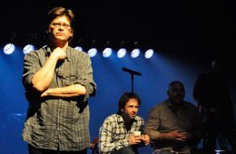 Dominic Champagne a rencontrÃ© le public aprÃ¨s la reprÃ©sentation, accompagnÃ© sur scÃ¨ne par les acteurs de la piÃ¨ce. Ici, Mario Saint-Amand et Sylvain Marcel. Photo: N.Falcimaigne