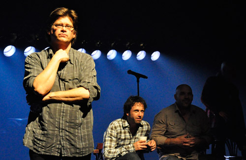 Dominic Champagne a rencontrÃ© le public aprÃ¨s la reprÃ©sentation, accompagnÃ© sur scÃ¨ne par les acteurs de la piÃ¨ce. Ici, Mario Saint-Amand et Sylvain Marcel. Photo: N.Falcimaigne
