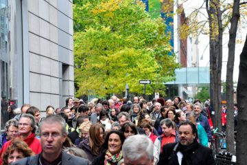Les participants au FIESS sont descendus dans la rue. Photo: N.Falcimaigne