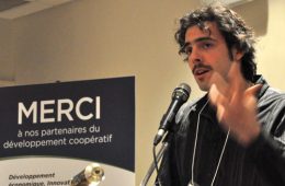 Simon-Olivier Côté, président et co-fondateur de la Coop V.E.R.T.E., est venu dire aux nombreux jeunes présents qu'il y a moyen de s'impliquer pour avoir une expérience de travail qui rejoint leurs valeurs. Photo: N.Falcimaigne