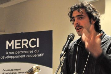 Simon-Olivier Côté, président et co-fondateur de la Coop V.E.R.T.E., est venu dire aux nombreux jeunes présents qu'il y a moyen de s'impliquer pour avoir une expérience de travail qui rejoint leurs valeurs. Photo: N.Falcimaigne