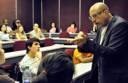 Omar Aktouf est professeur titulaire à l'école des Hautes études commerciales, et donc à la fois au cœur d'une institution universitaire et d'une pouponnière de la finance. Photo: N.Falcimaigne