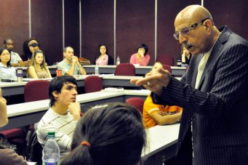 Omar Aktouf est professeur titulaire à l'école des Hautes études commerciales, et donc à la fois au cœur d'une institution universitaire et d'une pouponnière de la finance. Photo: N.Falcimaigne