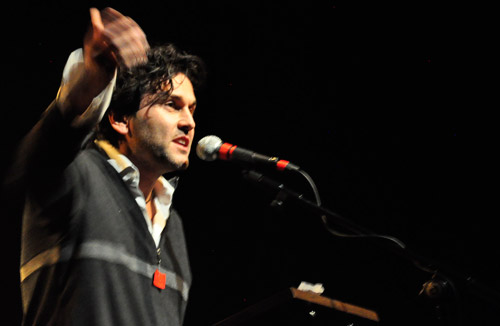 Plus de 70 citoyens, dont ici le musicien Martin LÃ©on, ont pris la parole au Monument-National, le 7 avril 2012, Ã  l'occasion de l'Ã©vÃ©nement Nous? Photo: Nicolas Falcimaigne