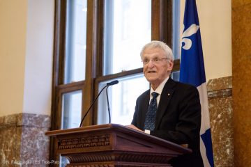 Claude Béland soulignait récemment, à l'Assemblée nationale du Québec, le lancement du livre Robert Burns, le ministre de la démocratie citoyenne, dont il a signé la préface. Photo: Nicolas Falcimaigne