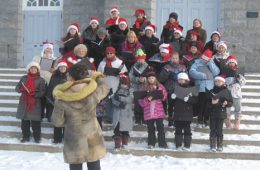 La Ptite Tournée 2011: des choristes de l’ensemble Les Gens de mon pays sur le parvis de l’église de Sacré-Cœur. Photo et vidéo: Les Gens de mon pays