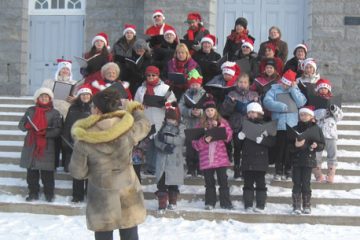 La Ptite Tournée 2011: des choristes de l’ensemble Les Gens de mon pays sur le parvis de l’église de Sacré-Cœur. Photo et vidéo: Les Gens de mon pays