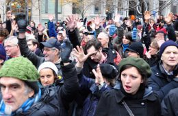 Les manifestants de tout âge et de toute condition sociale, rassemblés au Square Victoria par le mouvement Occupons Montréal le 26 novembre dernier, réclament la démocratie. Photo: Nicolas Falcimaigne