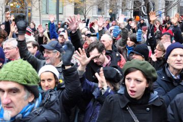 Les manifestants de tout âge et de toute condition sociale, rassemblés au Square Victoria par le mouvement Occupons Montréal le 26 novembre dernier, réclament la démocratie. Photo: Nicolas Falcimaigne