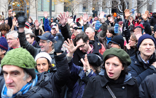 Les manifestants de tout âge et de toute condition sociale, rassemblés au Square Victoria par le mouvement Occupons Montréal le 26 novembre dernier, réclament la démocratie. Photo: Nicolas Falcimaigne