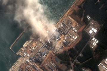 Depuis 2011, des substances radioactives sont continuellement relâchées dans l'environnement par ce qui reste de la centrale de Fukushima Daiichi. Un incident pourrait encore à tout moment déclencher une nouvelle réaction en chaîne et causer un désastre beaucoup plus grand. Photo: Satellite, 14 mars 2011
