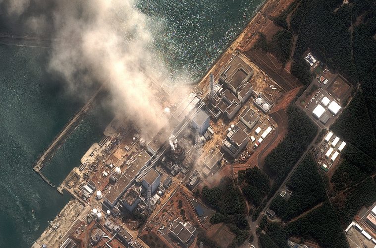 Depuis 2011, des substances radioactives sont continuellement relÃ¢chÃ©es dans l'environnement par ce qui reste de la centrale de Fukushima Daiichi. Un incident pourrait encore Ã  tout moment dÃ©clencher une nouvelle rÃ©action en chaÃ®ne et causer un dÃ©sastre beaucoup plus grand. Photo: Satellite, 14 mars 2011