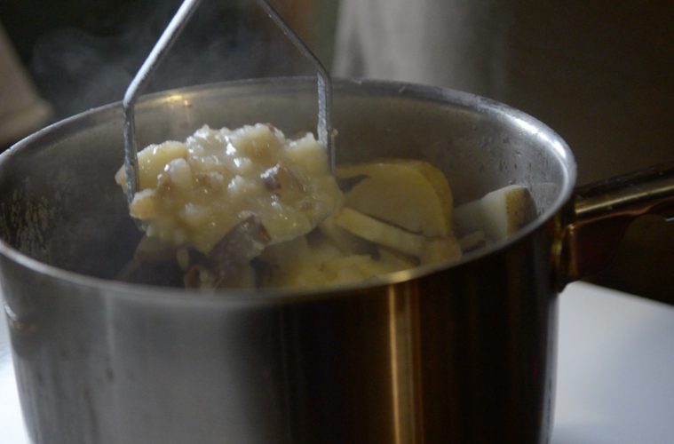 Vraies patates pilÃ©es prÃ©parÃ©es sur la sÃ©cheuse qui sert de comptoir. - Photo: Ã‰milien Falcimaigne